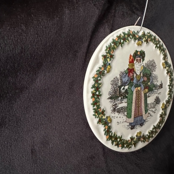 Vintage Spode Santa’s around the world ornament - Picture 3 of 5